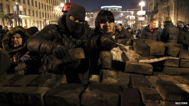 Demonstranții au continuat sa construiasca baricade în centrul orașului Kiev.