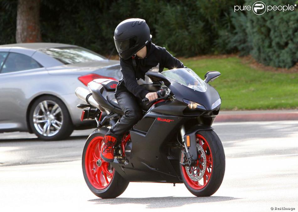 Justin Bieber cu motocicleta pe trecerea de pietoni
