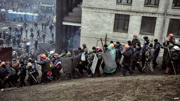 Protesatatarii escorteaza un politist din Kiev