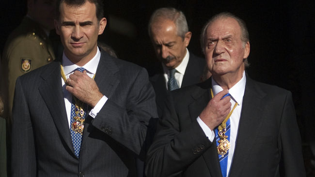 Regele Juan Carlos semneaza abdicarea